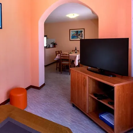 Apartment Manis Tar Porec A6 1 With 3 Nedrooms 2 Km To The Beach Apartament Tar-Vabriga